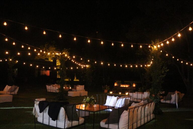 jardín estancia ambientado para evento de noche