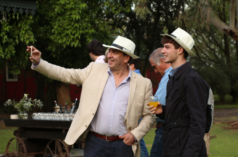 personas sacándose una foto en evento empresarial en estancia